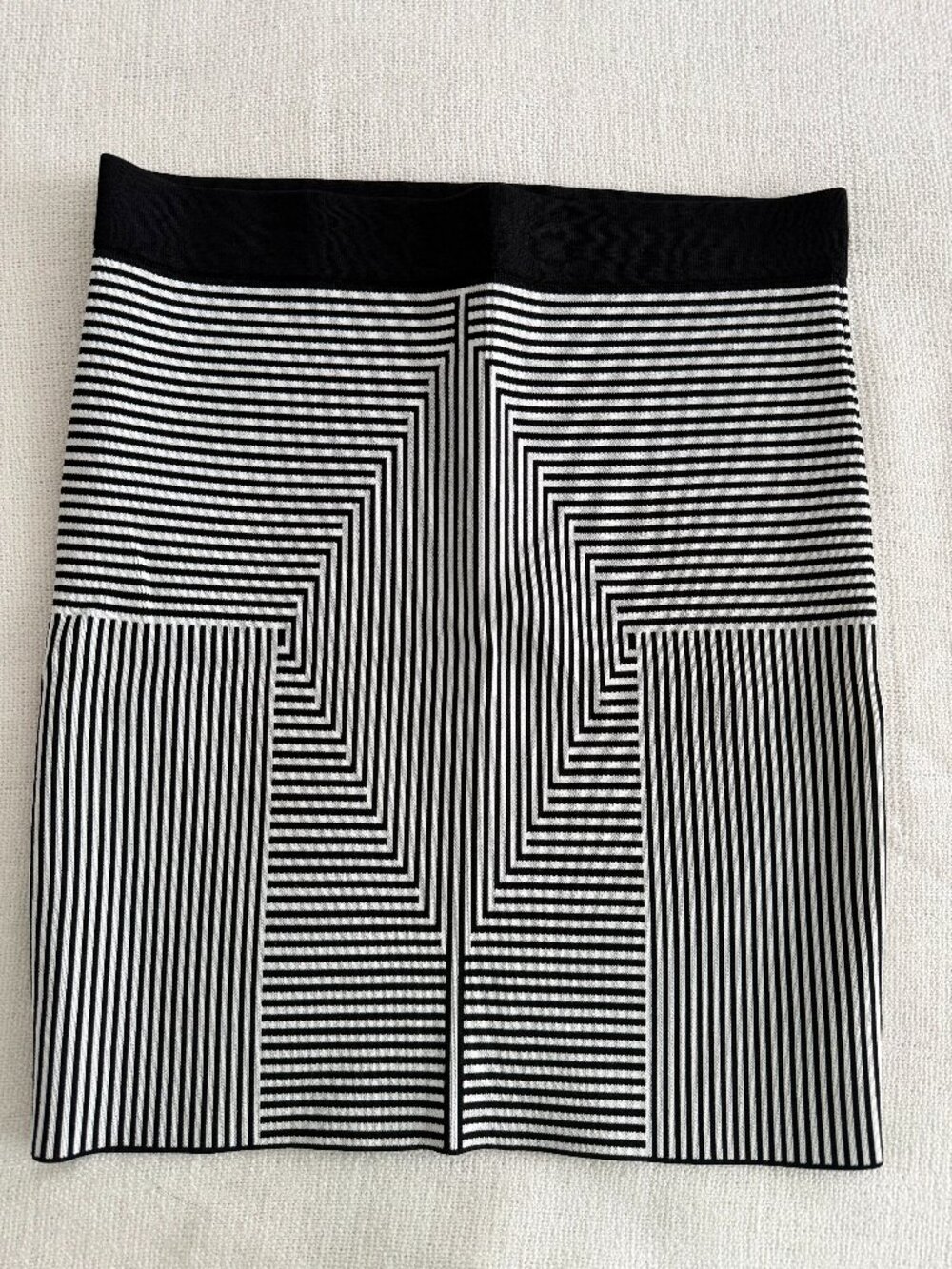 Bebe Black White Geometric Bodycon Mini Skirt Above Knee Stretch Knit M